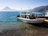 Lodě na břehu jezera Atitlán