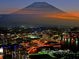 Noční Jokohama a hora Fudži
