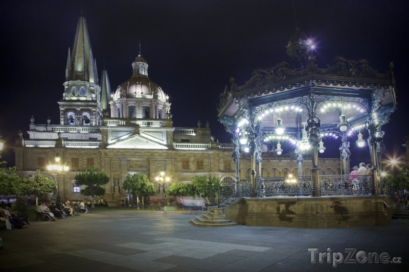 Fotka, Foto Osvětlený kostel ve městě Guadalajara (Mexiko)