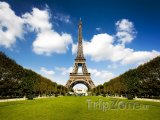 Pohled na Eiffelovu věž z parku