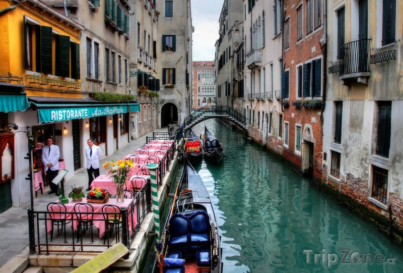 Fotka, Foto Restaurace u kanálu v Benátkách (Itálie)