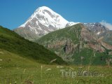 Vyhaslá sopka Kazbek v pohoří Kavkaz