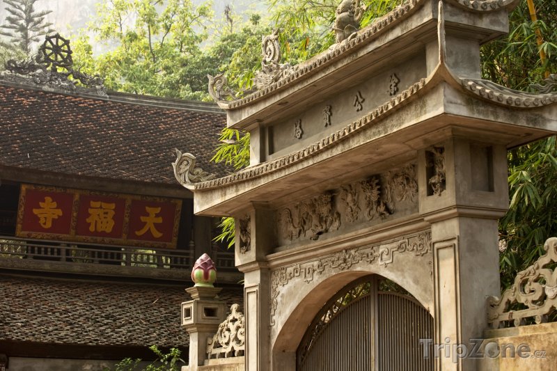 Fotka, Foto Brána do jednoho z mnoha chrámů (Hanoj, Vietnam)