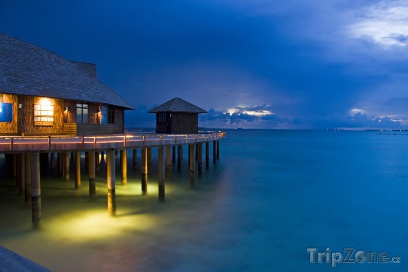 Fotka, Foto Bungalovy v noci (Maledivy)
