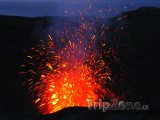 Erupce sopky Mount Yasur na ostrově Tanna