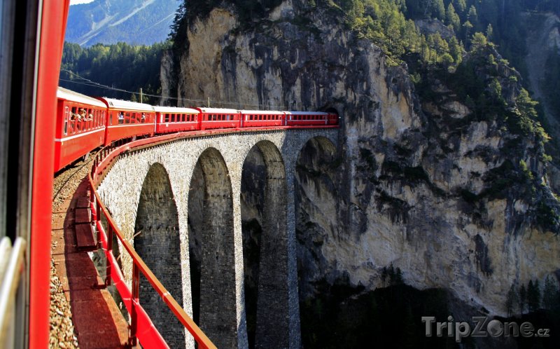 Fotka, Foto Glacier Express na viaduktu u Filisur (Švýcarsko)