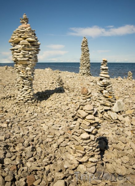 Fotka, Foto Gotland, sochy z kamenů na pláži (Švédsko)