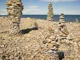 Gotland, sochy z kamenů na pláži