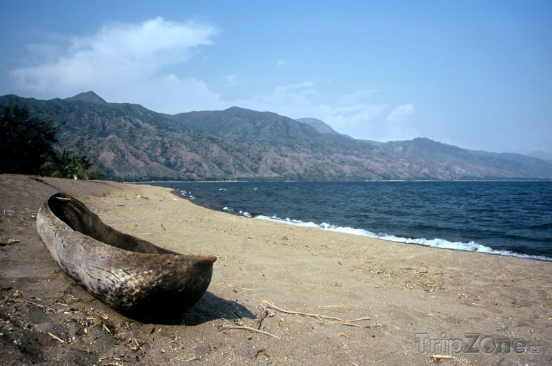 Fotka, Foto Kanoe na pláži u jezera Malawi (Malawi)