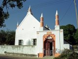 Mešita vedle kostela ve městě Inhambane