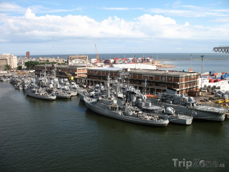 Fotka, Foto Montevideo, vojenské lodě v přístavu (Uruguay)