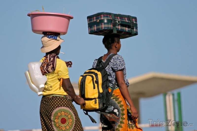 Fotka, Foto Mosambické ženy v tradičním oblečení (Mosambik)