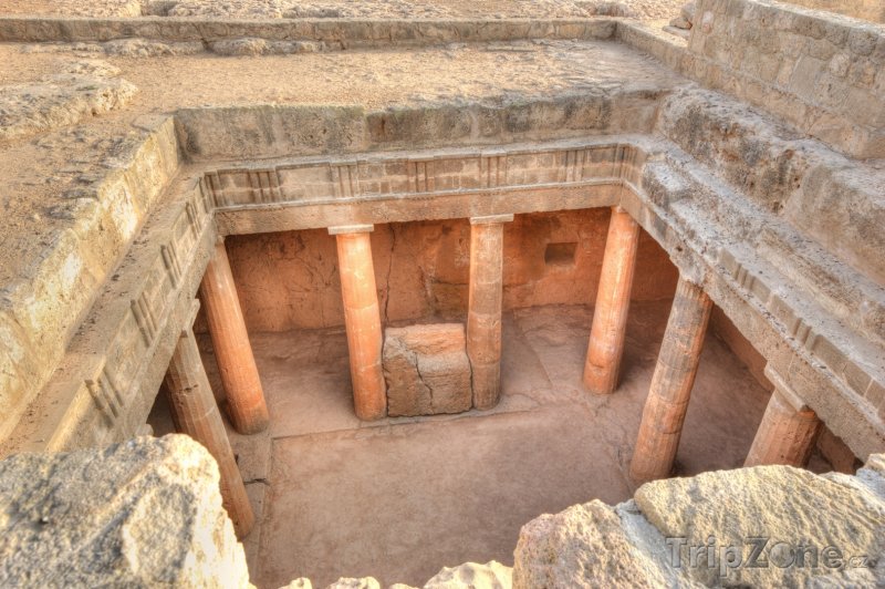 Fotka, Foto Pafos, podzemní sloupy v Královských hrobkách (Kypr)