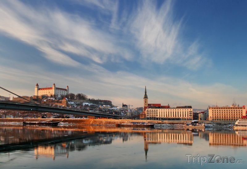 Fotka, Foto Pohled na Bratislavský hrad ze břehu Dunaje (Slovensko)