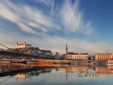 Pohled na Bratislavský hrad ze břehu Dunaje