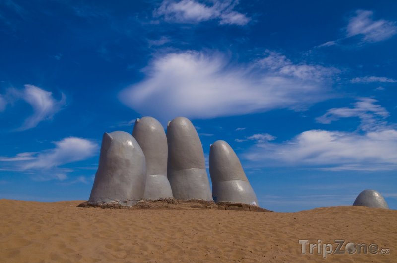 Fotka, Foto Slavná socha ruky na pláži ve městě Punta del Este (Uruguay)