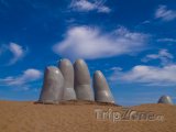 Slavná socha ruky na pláži ve městě Punta del Este