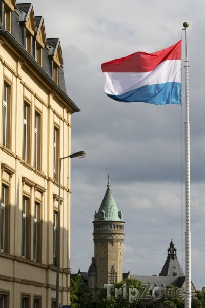 Fotka, Foto Státní vlajka u slavné banky (Lucemburk, Lucembursko)