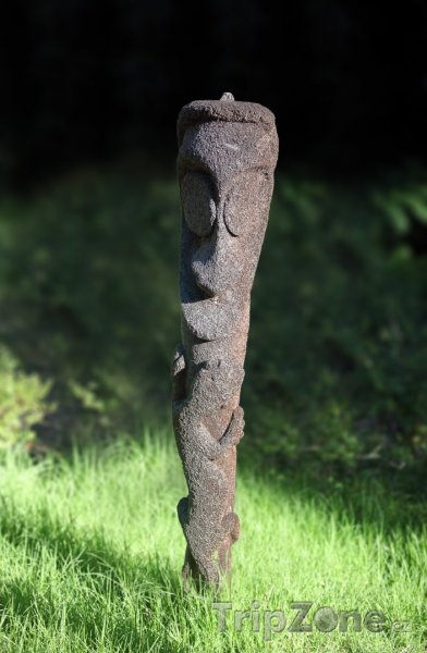 Fotka, Foto Totem v trávě (Vanuatu)