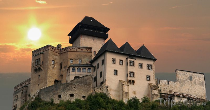 Fotka, Foto Trenčínský hrad v západu slunce (Slovensko)