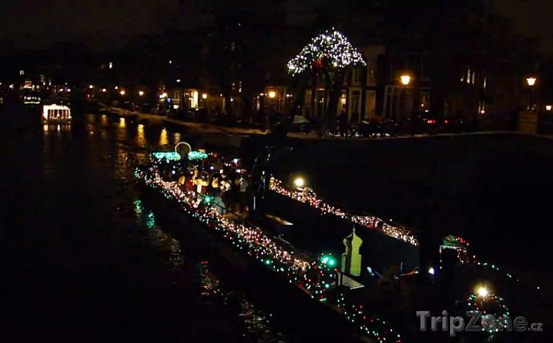 Fotka, Foto Amsterdam, vánočně ozdobené lodě