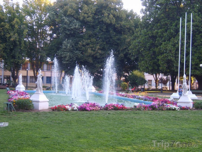Fotka, Foto Angol, fontána na náměstí