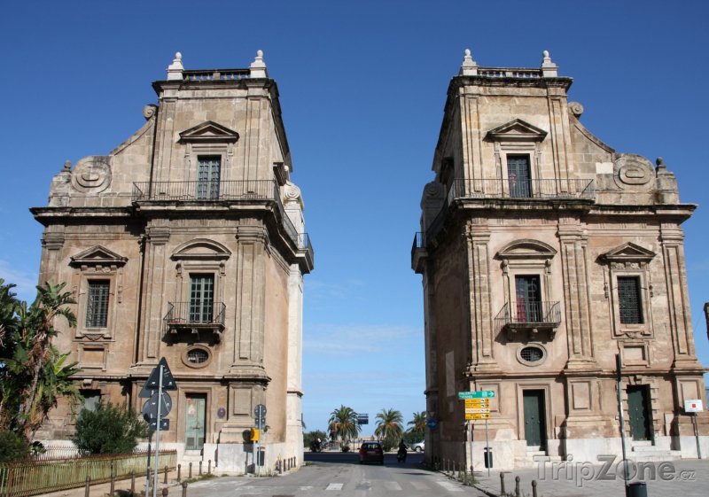 Fotka, Foto Brána Porta Felice v historické čtvrti Kalsa (Palermo, Itálie)