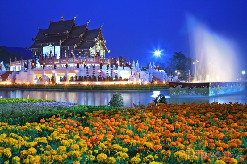 Fotka, Foto Chrám Royal Flora Ratchaphruek v noci (Chiang Mai, Thajsko)