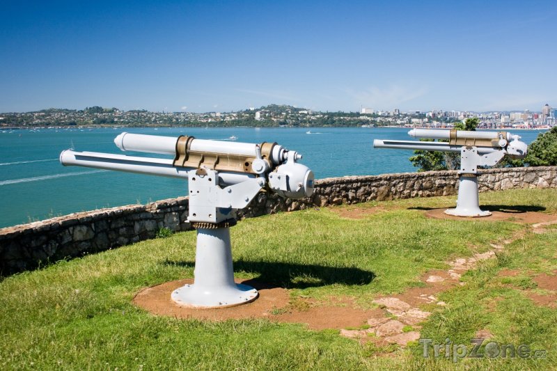 Fotka, Foto Devonport, staré kanony naproti přístavu (Auckland, Nový Zéland)