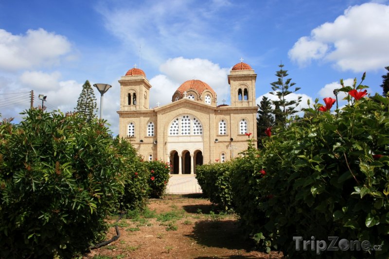 Fotka, Foto Kissonerga, kostel v zahradě (Kypr)