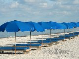Lehátka a slunečníky na pláži