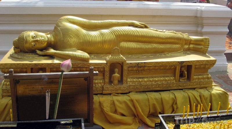 Fotka, Foto Ležící buddha ve Wat Phrathat Doi Suthep (Chiang Mai, Thajsko)