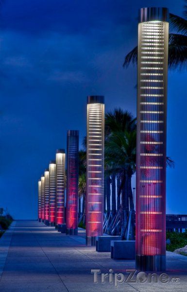 Fotka, Foto Lucerny osvětlující cestu na pláž v noci v South Pointe Parku (Miami, USA)