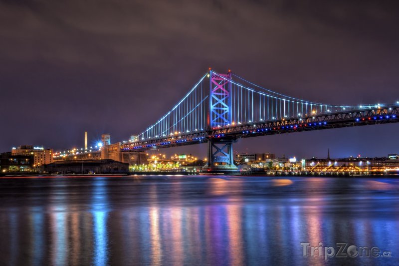 Fotka, Foto Osvětlený Benjamin Franklin Bridge (Filadelfie, USA)