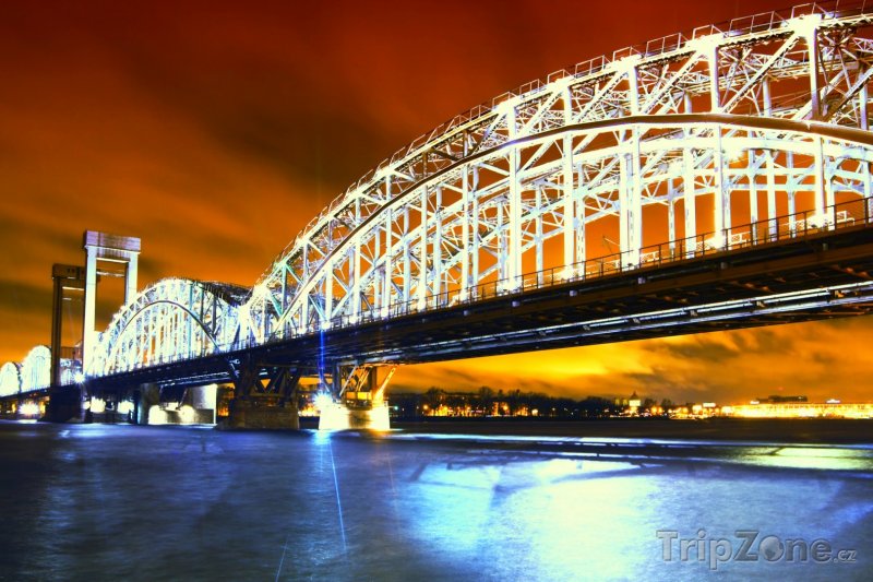 Fotka, Foto Osvětlený most přes řeku Něvu (Petrohrad, Rusko)