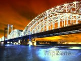 Osvětlený most přes řeku Něvu