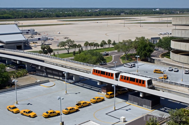 Fotka, Foto People Mover (vlak bez řidiče) a taxíky na letišti (Tampa, USA)