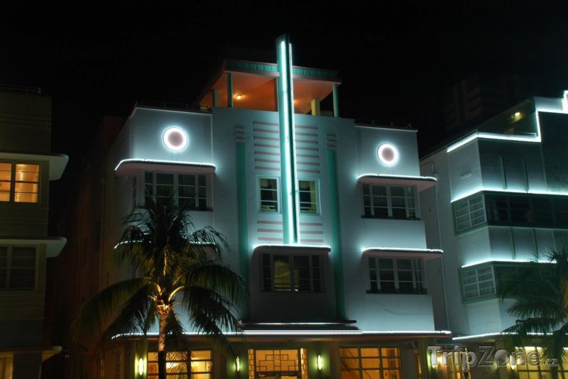 Fotka, Foto Pohled na bíle podsvícenou budovu - Art Deco (Miami, USA)