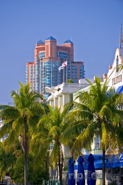 Fotka, Foto Pohled na vysokou budovu ve městě South Beach (Miami, USA)