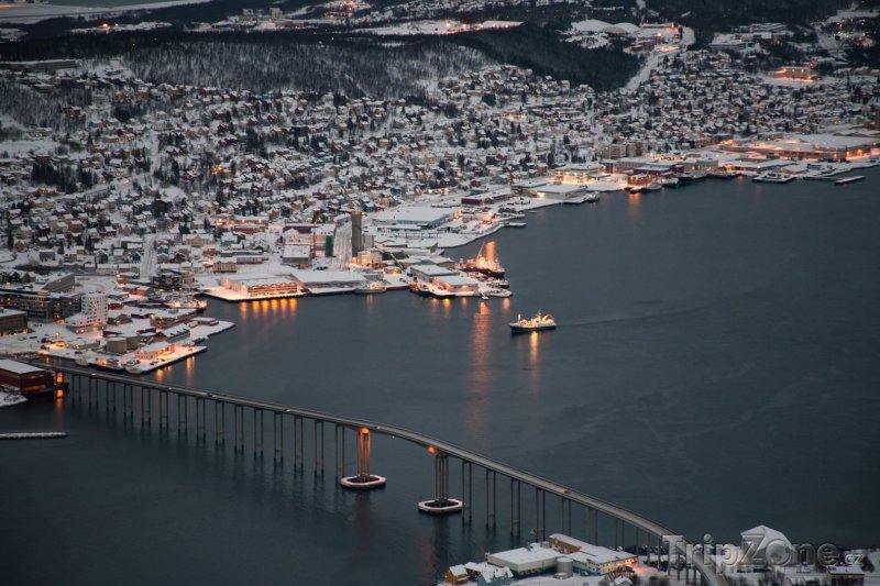 Fotka, Foto Pohled na zasněžené Tromso (Norsko)
