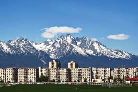Poprad, sídliště s Vysokými Tatrami v pozadí