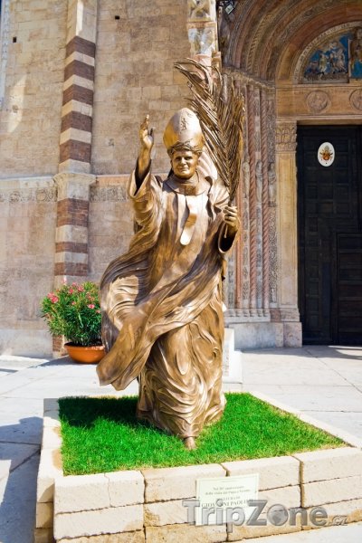 Fotka, Foto Socha Papeže před katedrálou Duomo di Verona (Verona, Itálie)