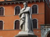 Socha slavného básníka Dante Alighieriho