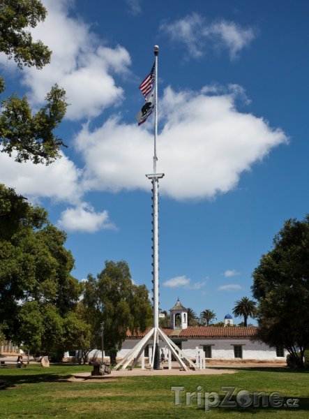 Fotka, Foto Stožár s vlajkou u Bob Wilson Naval Hospital (San Diego, USA)