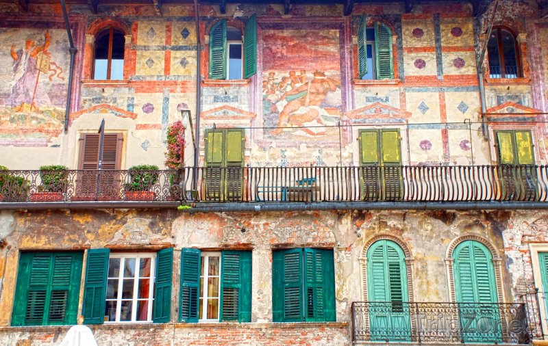 Fotka, Foto Středověká fasáda domů na Piazza delle Erbe (Verona, Itálie)