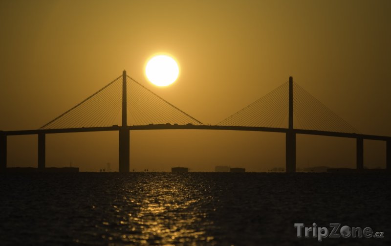 Fotka, Foto Sunshine Skyway Bridge v západu slunce (Tampa, USA)