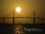 Sunshine Skyway Bridge v západu slunce