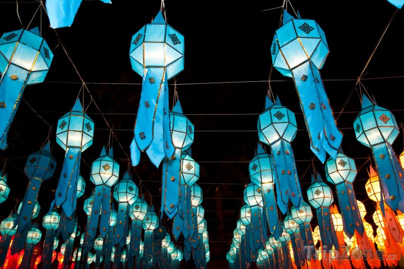 Fotka, Foto Tradiční thajské lampy v ulicích města (Chiang Mai, Thajsko)