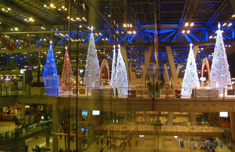 Fotka, Foto Vánoční výzdoba je samozřejmě i na letištích