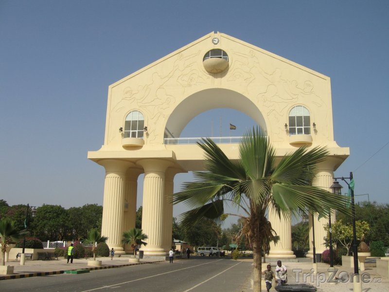 Fotka, Foto Banjul, vstupní brána Arch 22